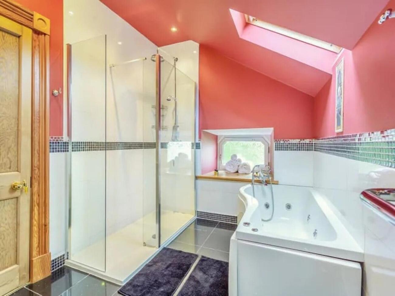 The Doune, Luxury Traditional With Hot Tub Villa Inverness